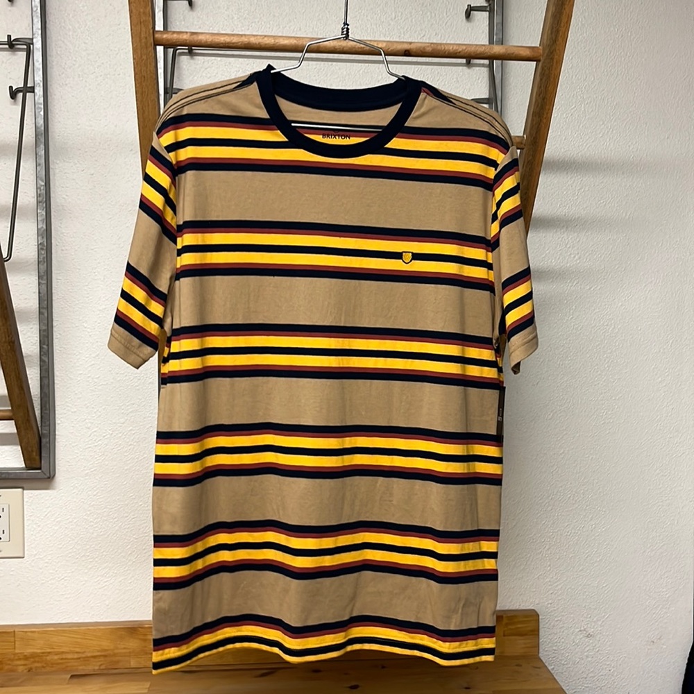 Brixton Hilt Shield SS Knit Tan/Golden Glow/Navy Medium